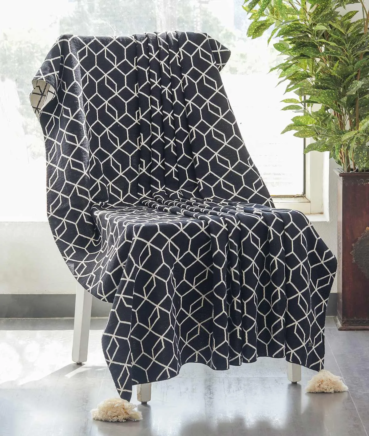 Trellis - Black & Natural Pure Cotton Knitted All Season Ac Throw Blanket